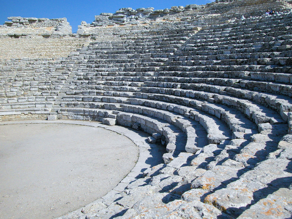 Cosa visitare a Trapani e dintorni - Luoghi vicino Trapani - Segesta tempio antico - teatri antichi trapani e sicilia - amaro di Segesta